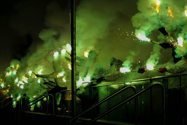 Geluidsorkaan en pyrostorm; vriendschapswedstrijd Legia Warschau