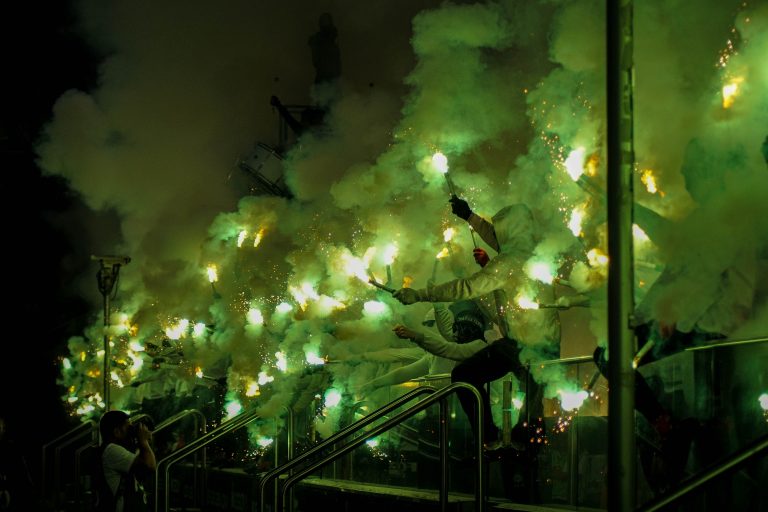 Geluidsorkaan en pyrostorm; vriendschapswedstrijd Legia Warschau