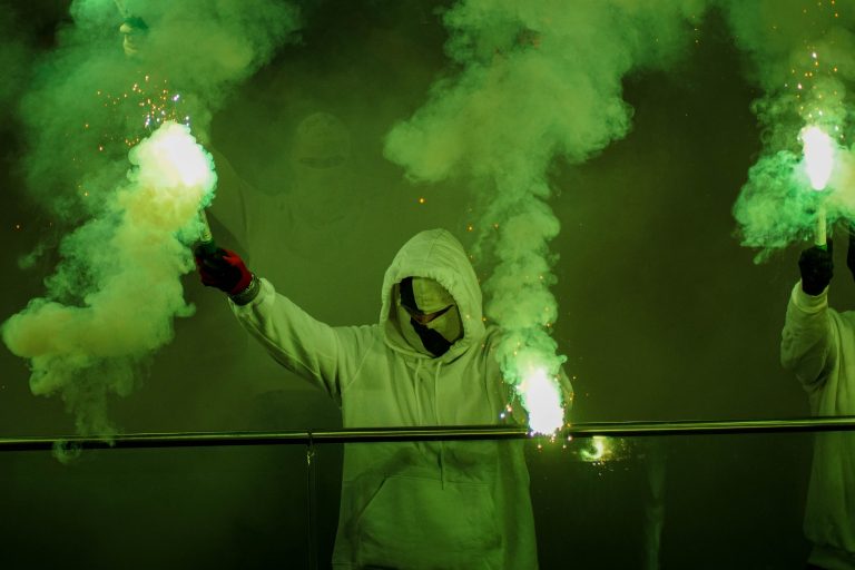 Geluidsorkaan en pyrostorm; vriendschapswedstrijd Legia Warschau