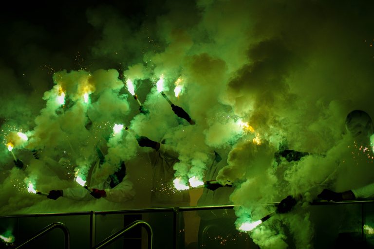 Geluidsorkaan en pyrostorm; vriendschapswedstrijd Legia Warschau