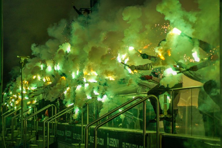 Geluidsorkaan en pyrostorm; vriendschapswedstrijd Legia Warschau
