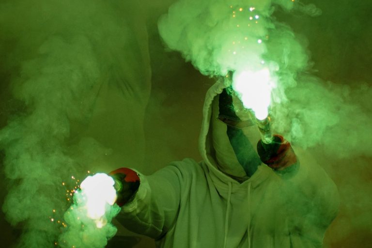 Geluidsorkaan en pyrostorm; vriendschapswedstrijd Legia Warschau