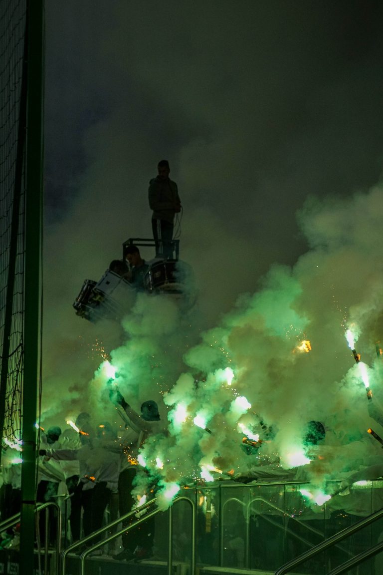 Geluidsorkaan en pyrostorm; vriendschapswedstrijd Legia Warschau