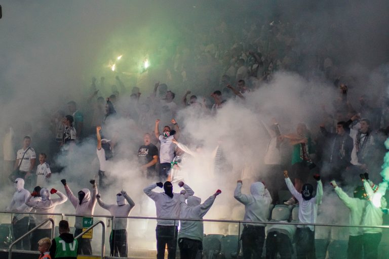 Geluidsorkaan en pyrostorm; vriendschapswedstrijd Legia Warschau