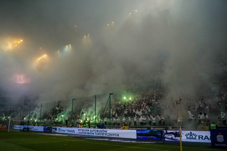 Geluidsorkaan en pyrostorm; vriendschapswedstrijd Legia Warschau
