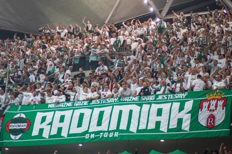 Geluidsorkaan en pyrostorm; vriendschapswedstrijd Legia Warschau