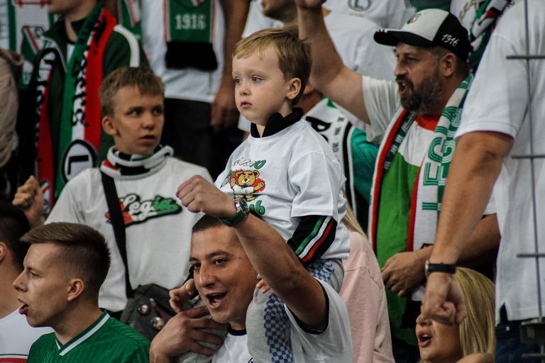 Geluidsorkaan en pyrostorm; vriendschapswedstrijd Legia Warschau