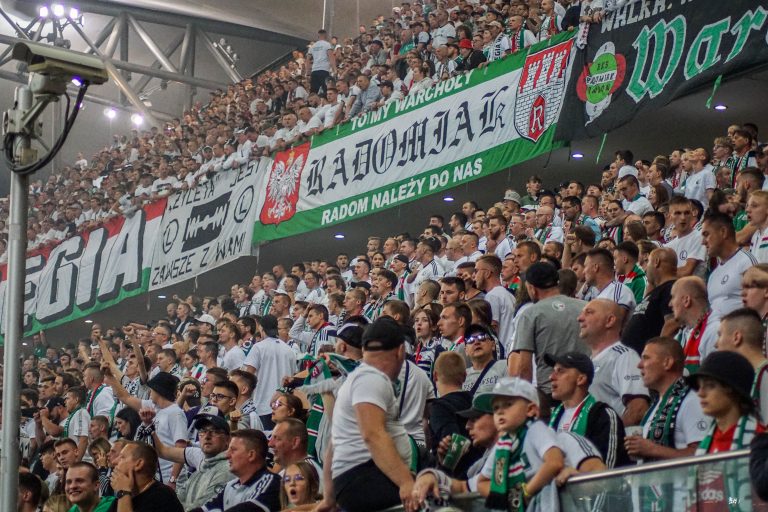 Geluidsorkaan en pyrostorm; vriendschapswedstrijd Legia Warschau