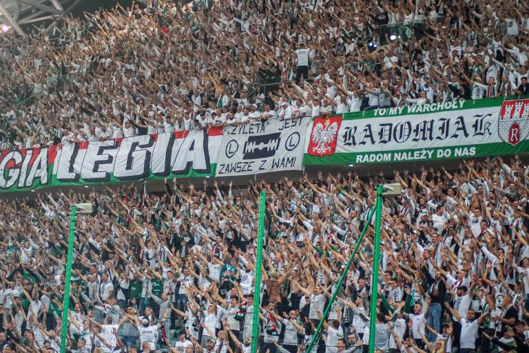 Geluidsorkaan en pyrostorm; vriendschapswedstrijd Legia Warschau