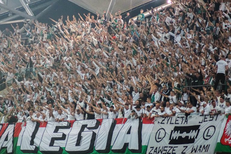 Geluidsorkaan en pyrostorm; vriendschapswedstrijd Legia Warschau