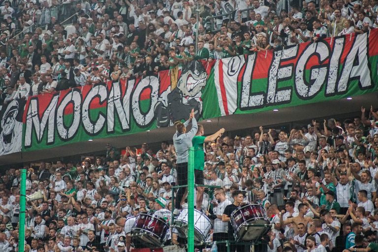 Geluidsorkaan en pyrostorm; vriendschapswedstrijd Legia Warschau