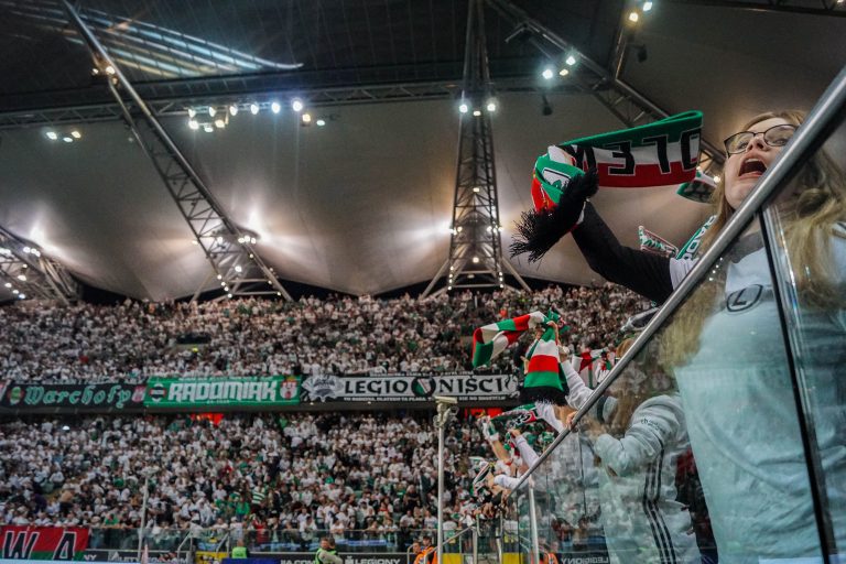 Geluidsorkaan en pyrostorm; vriendschapswedstrijd Legia Warschau