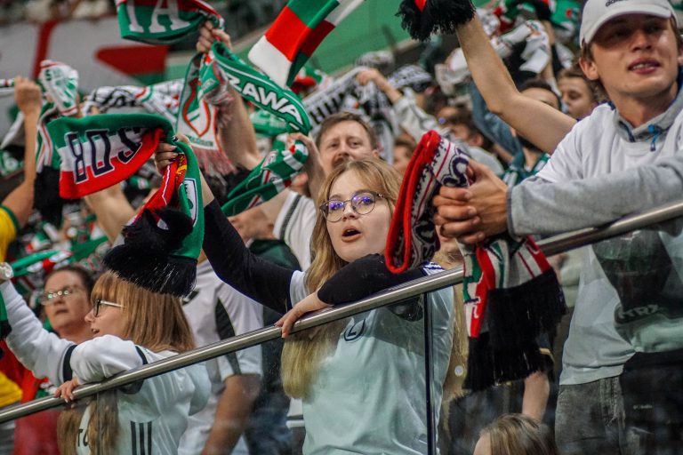 Geluidsorkaan en pyrostorm; vriendschapswedstrijd Legia Warschau