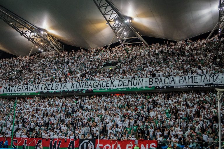 Geluidsorkaan en pyrostorm; vriendschapswedstrijd Legia Warschau