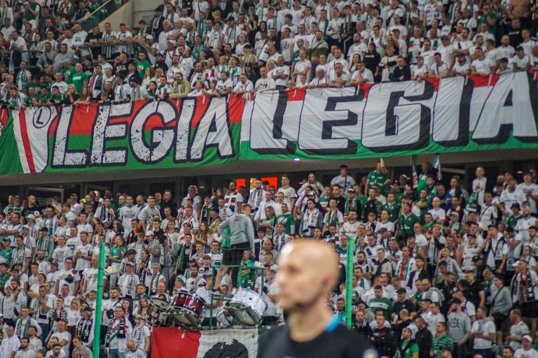 Geluidsorkaan en pyrostorm; vriendschapswedstrijd Legia Warschau