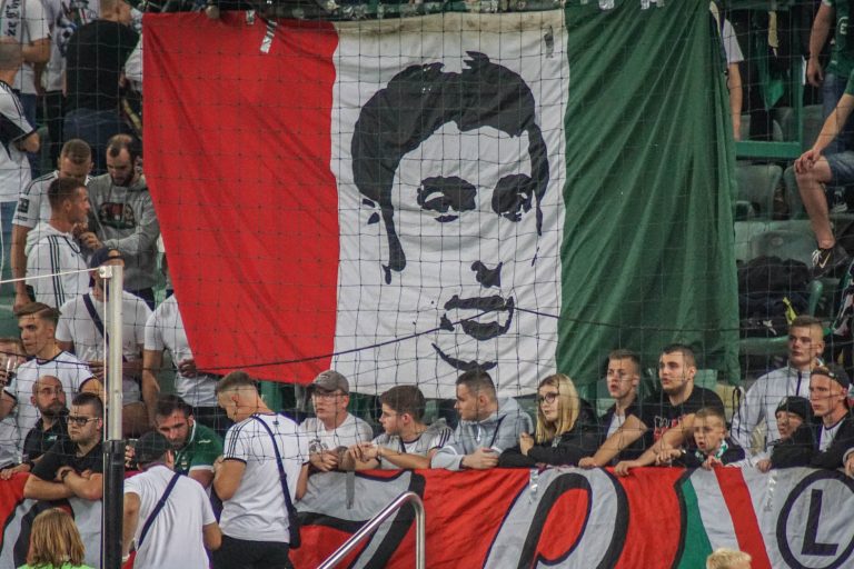 Geluidsorkaan en pyrostorm; vriendschapswedstrijd Legia Warschau