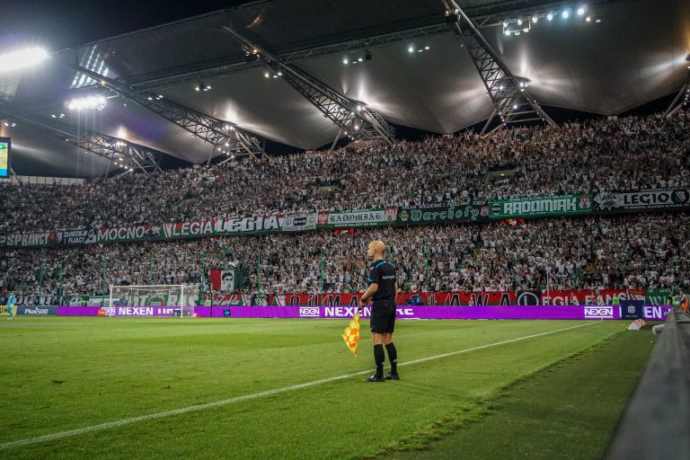 Geluidsorkaan en pyrostorm; vriendschapswedstrijd Legia Warschau