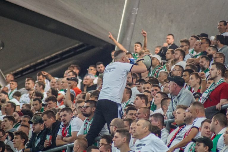 Geluidsorkaan en pyrostorm; vriendschapswedstrijd Legia Warschau