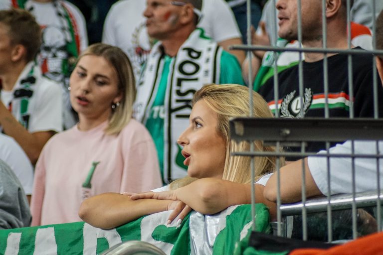 Geluidsorkaan en pyrostorm; vriendschapswedstrijd Legia Warschau