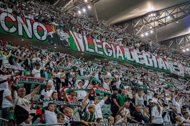 Geluidsorkaan en pyrostorm; vriendschapswedstrijd Legia Warschau