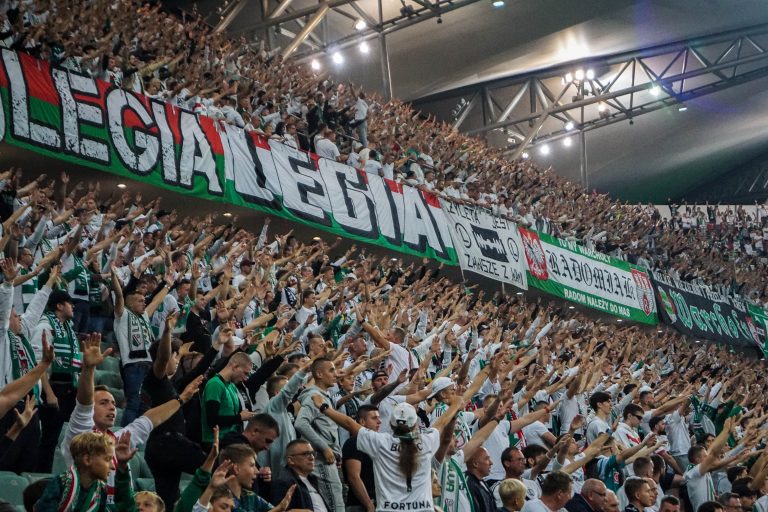 Geluidsorkaan en pyrostorm; vriendschapswedstrijd Legia Warschau
