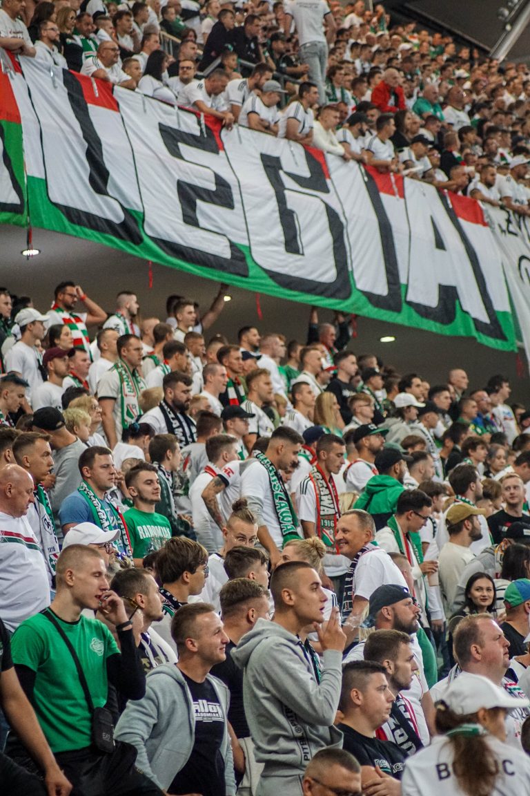 Geluidsorkaan en pyrostorm; vriendschapswedstrijd Legia Warschau