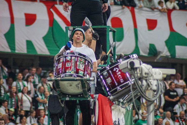 Geluidsorkaan en pyrostorm; vriendschapswedstrijd Legia Warschau
