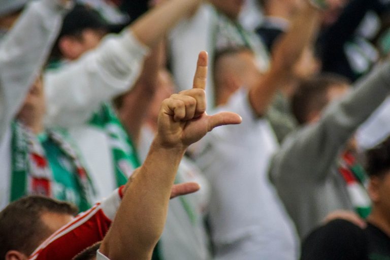Geluidsorkaan en pyrostorm; vriendschapswedstrijd Legia Warschau