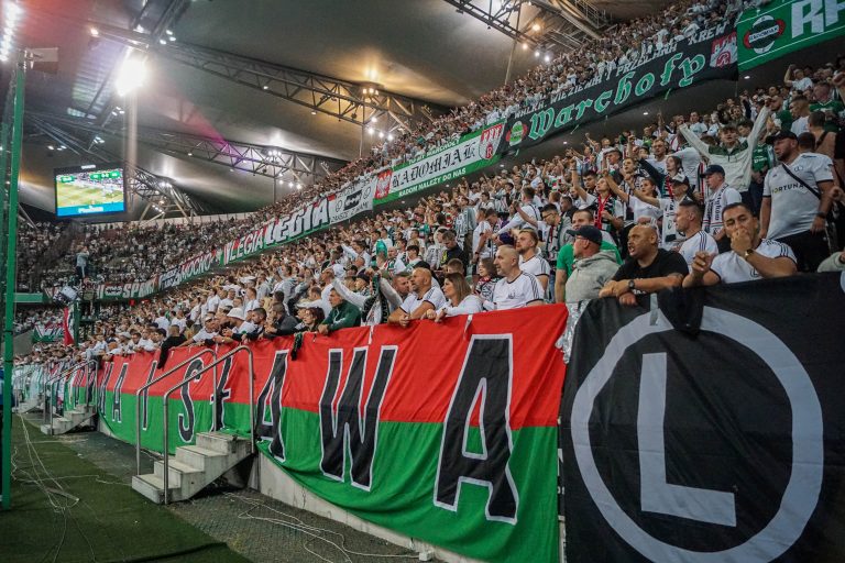 Geluidsorkaan en pyrostorm; vriendschapswedstrijd Legia Warschau