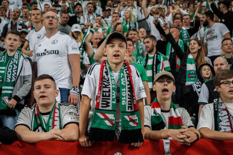 Geluidsorkaan en pyrostorm; vriendschapswedstrijd Legia Warschau