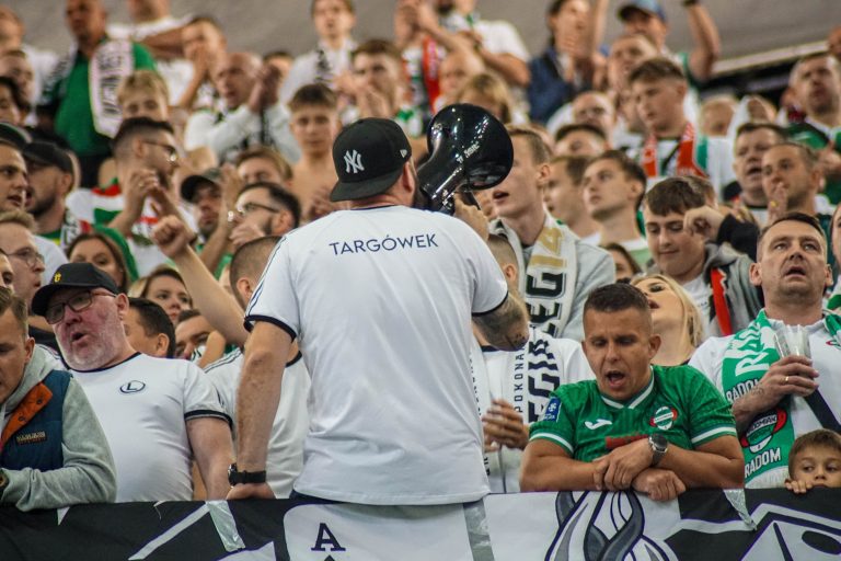 Geluidsorkaan en pyrostorm; vriendschapswedstrijd Legia Warschau