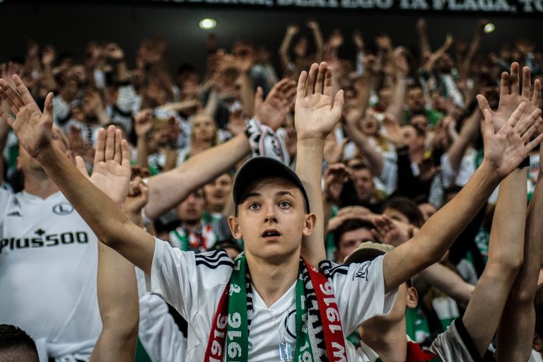 Geluidsorkaan en pyrostorm; vriendschapswedstrijd Legia Warschau