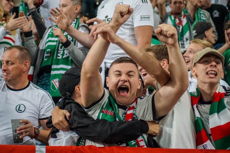Geluidsorkaan en pyrostorm; vriendschapswedstrijd Legia Warschau