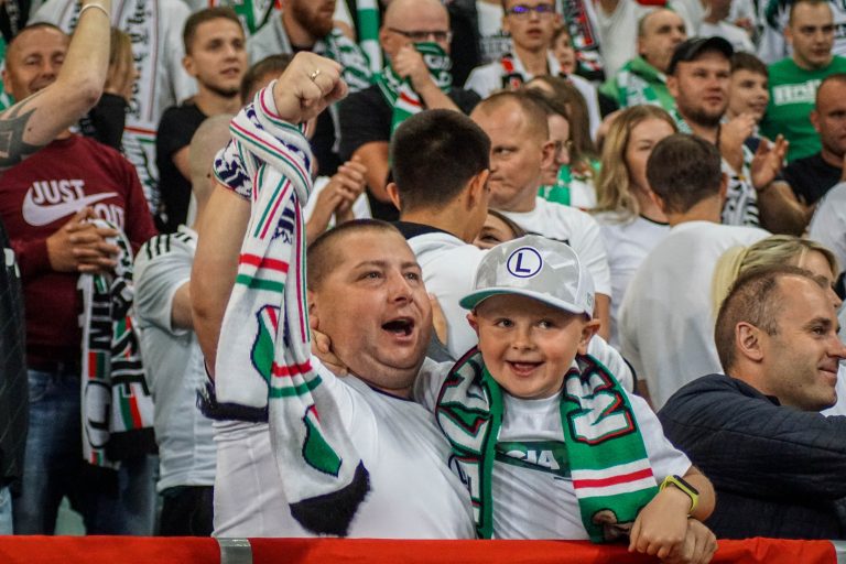 Geluidsorkaan en pyrostorm; vriendschapswedstrijd Legia Warschau