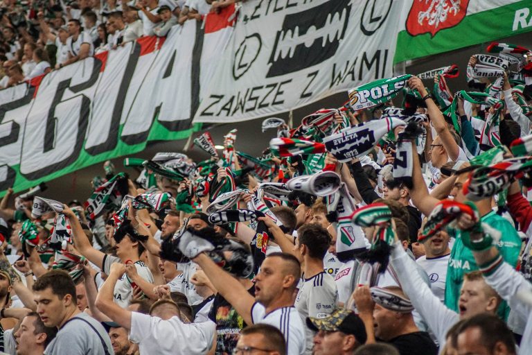 Geluidsorkaan en pyrostorm; vriendschapswedstrijd Legia Warschau