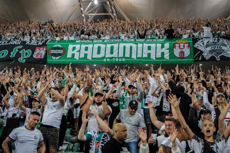 Geluidsorkaan en pyrostorm; vriendschapswedstrijd Legia Warschau