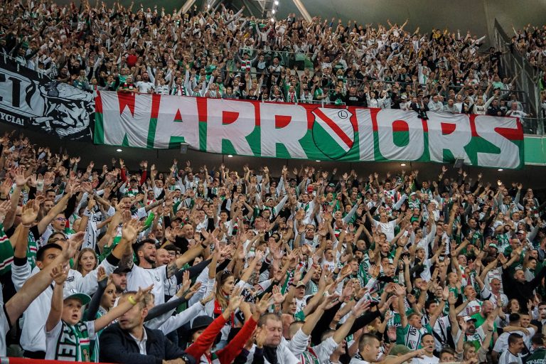 Geluidsorkaan en pyrostorm; vriendschapswedstrijd Legia Warschau