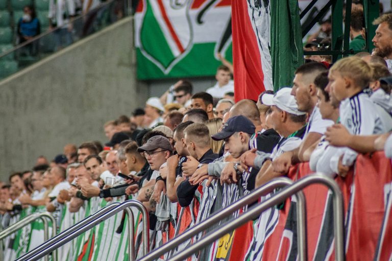 Geluidsorkaan en pyrostorm; vriendschapswedstrijd Legia Warschau
