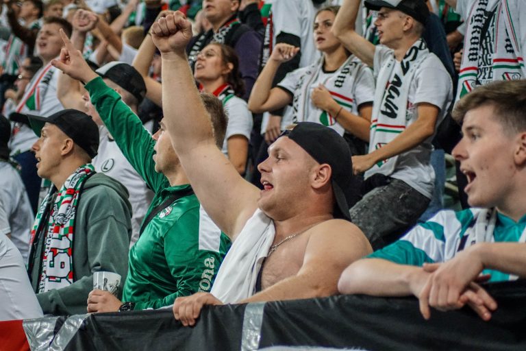 Geluidsorkaan en pyrostorm; vriendschapswedstrijd Legia Warschau