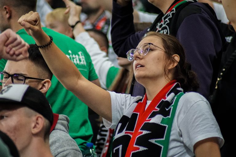 Geluidsorkaan en pyrostorm; vriendschapswedstrijd Legia Warschau