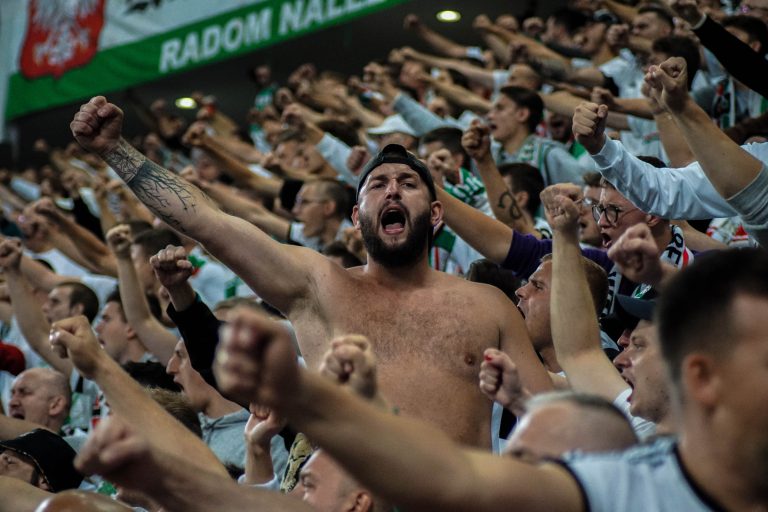 Geluidsorkaan en pyrostorm; vriendschapswedstrijd Legia Warschau