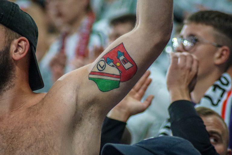Geluidsorkaan en pyrostorm; vriendschapswedstrijd Legia Warschau
