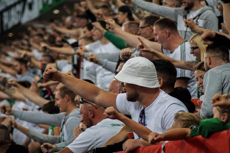 Geluidsorkaan en pyrostorm; vriendschapswedstrijd Legia Warschau