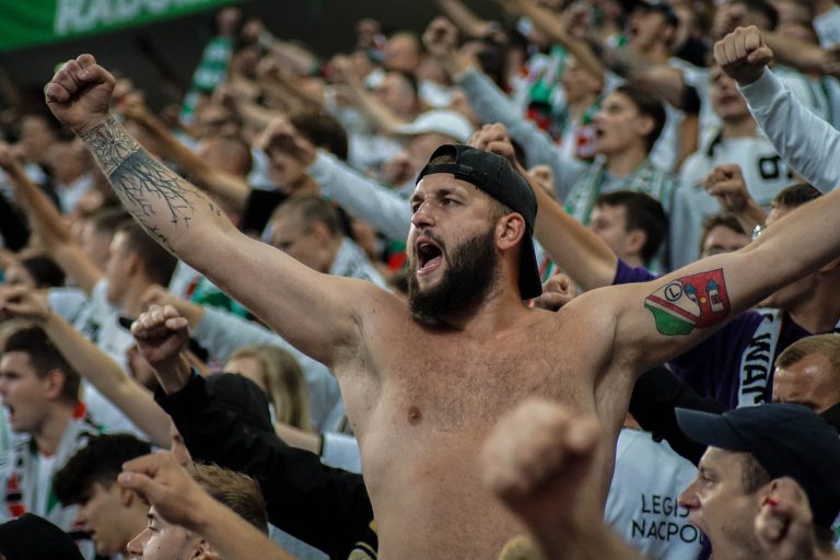Geluidsorkaan en pyrostorm; vriendschapswedstrijd Legia Warschau