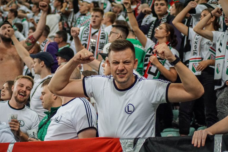 Geluidsorkaan en pyrostorm; vriendschapswedstrijd Legia Warschau