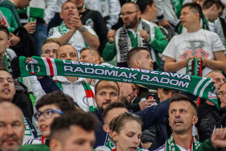 Geluidsorkaan en pyrostorm; vriendschapswedstrijd Legia Warschau