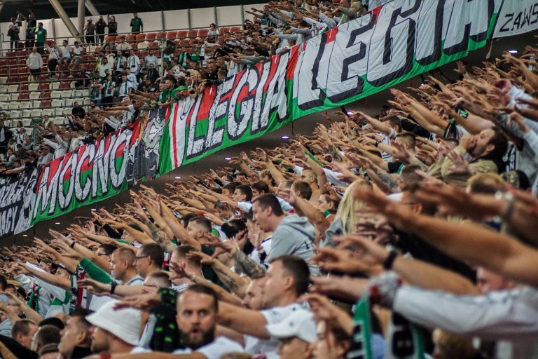 Geluidsorkaan en pyrostorm; vriendschapswedstrijd Legia Warschau