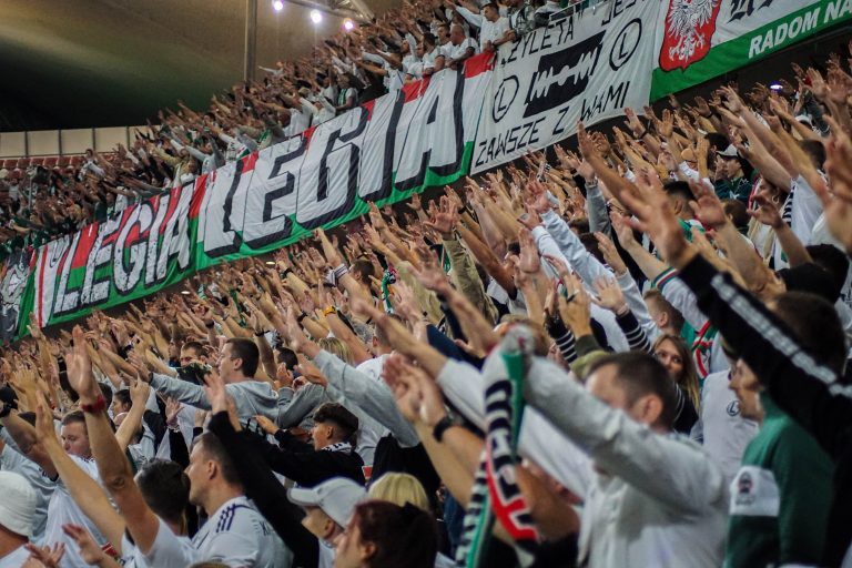 Geluidsorkaan en pyrostorm; vriendschapswedstrijd Legia Warschau