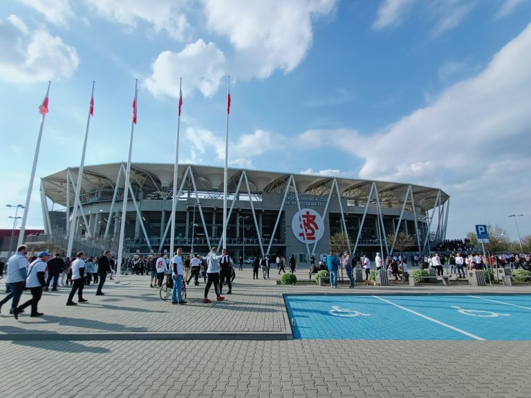 Łódź derby: Poolse ultras schieten vuurwerk op het uitvak
