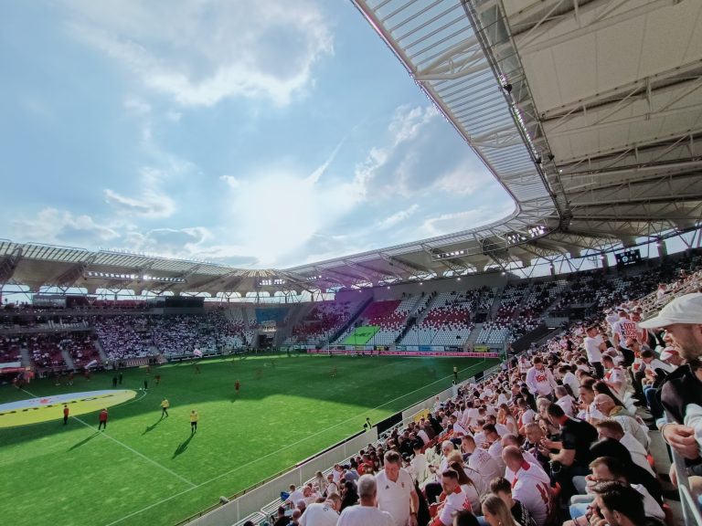 Łódź derby: Poolse ultras schieten vuurwerk op het uitvak